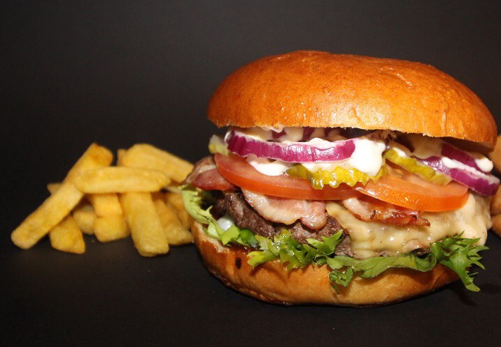 Burger FoodShack z frytkami – świeże składniki, wołowina premium