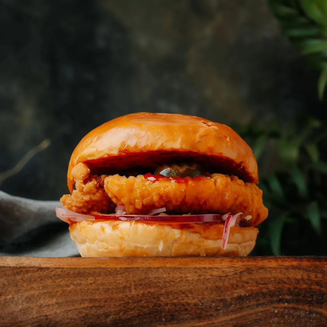 Сендвіч із солодким чилі з картоплею фрі – доставка FoodShack.pl